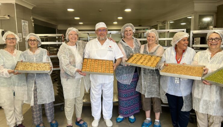 Amerikalı yemek kültürü yazarı Karaköy Güllüoğlu’nda baklava açtı