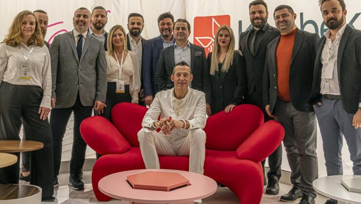 Karim Rashid, hayranları ile İstanbul Mobilya Fuarı’nda