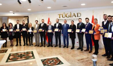 TÜGİAD’dan yeni üyelerine plaket