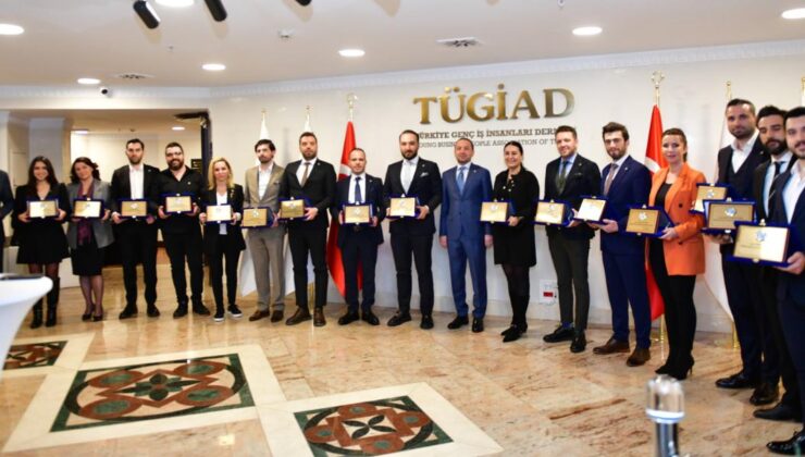 TÜGİAD’dan yeni üyelerine plaket