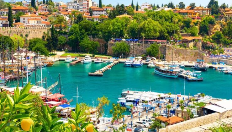 Antalya’ya 8 ayda 11 milyon turist geldi