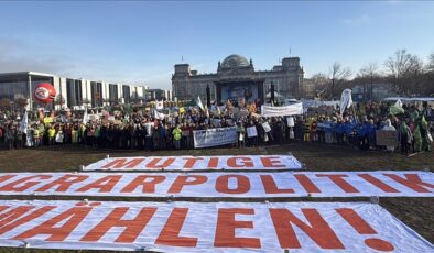 Almanya’daki çiftçiler hükümetin tarım politikalarını protesto ediyor
