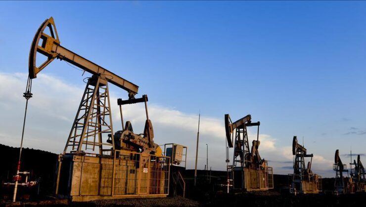 Petrol ekonomik endişelerle düşmeye devam ediyor