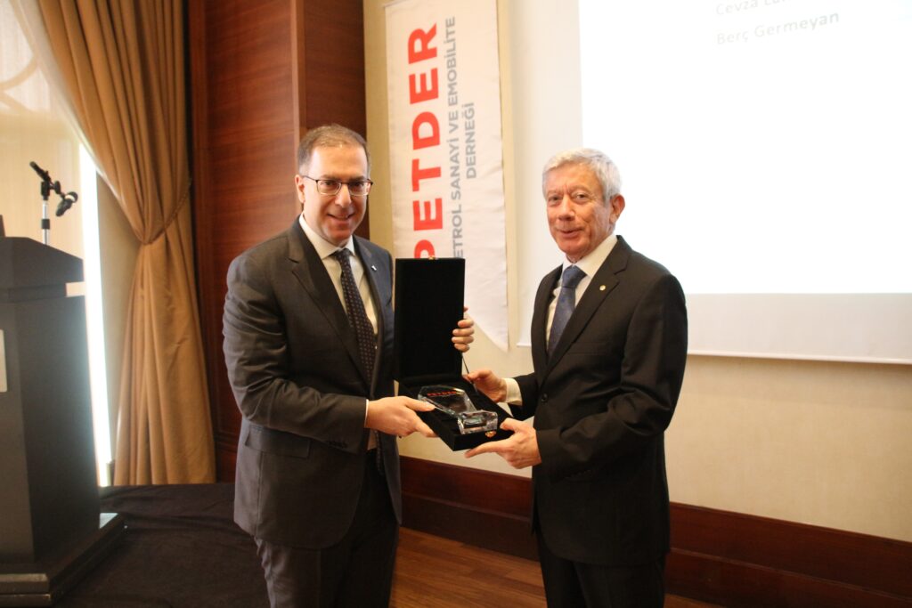 PETDER Plaket Takdimi