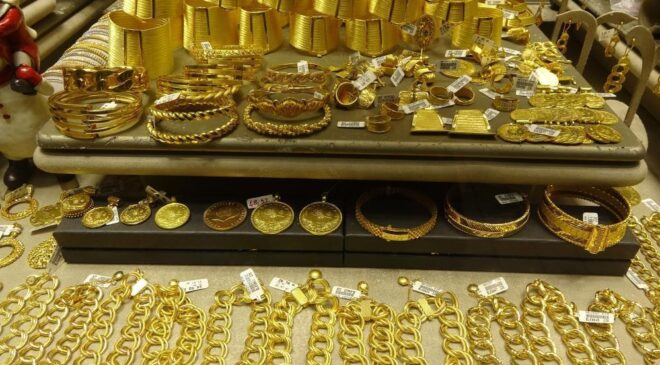 Altın düşüyor, yatırımcı ne yapmalı? Uzmanlardan açıklama