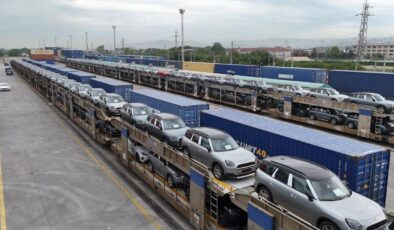 Marmaray ile otomobiller boğazı trenle geçti