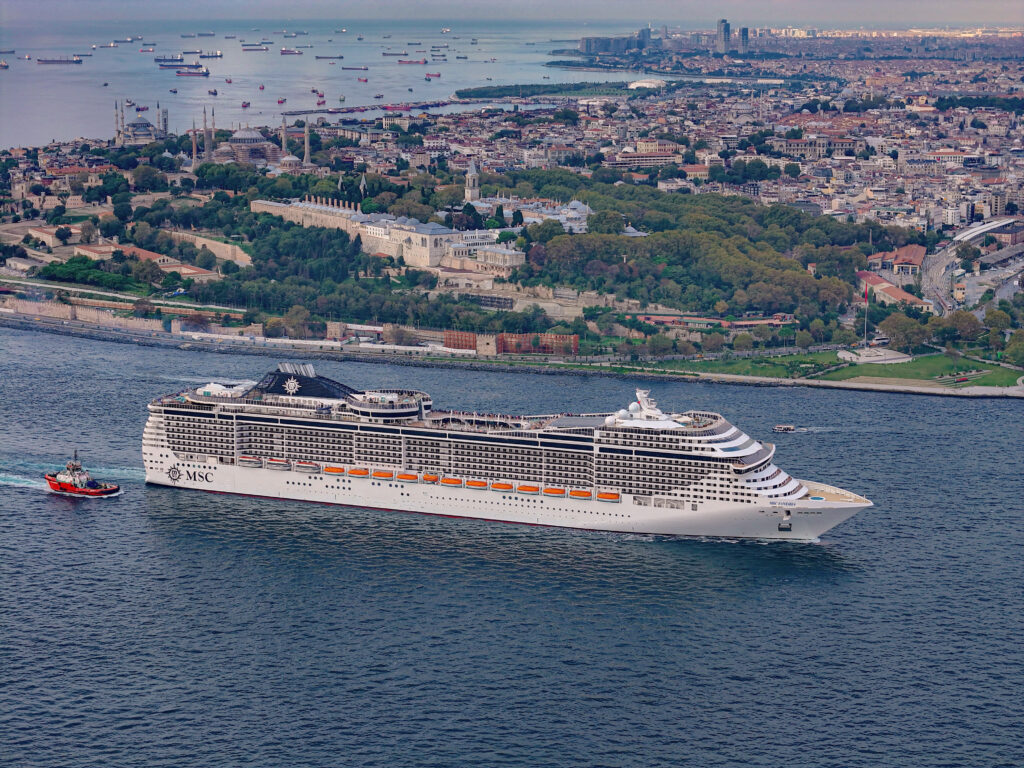 İki lüks gemi aynı anda İstanbul Limanı’nda 3 1755863081 7 MSC FANTASIA