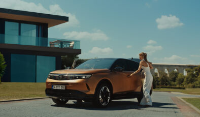 Opel Grandland elektrikli özellikleri dikkat çekti! “Go Grand” kampanyasında Çağla Şikel ve Çağlar Ertuğrul öne çıkıyor