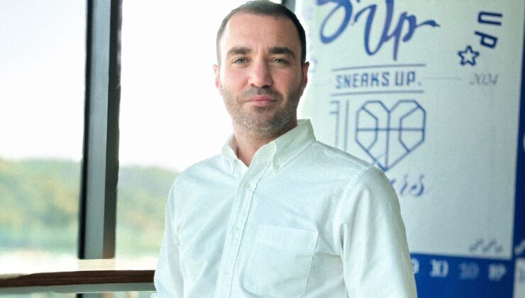 Sneaks Up’ ta koltuk değişimi
