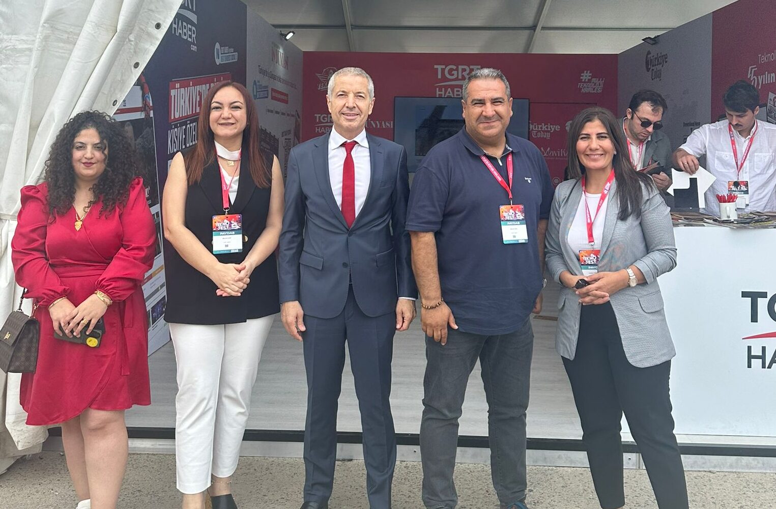 TEKNOFEST'in ikinci gününde Türkiye'de İş Dünyası yazarları, ziyaretçilerle buluştu