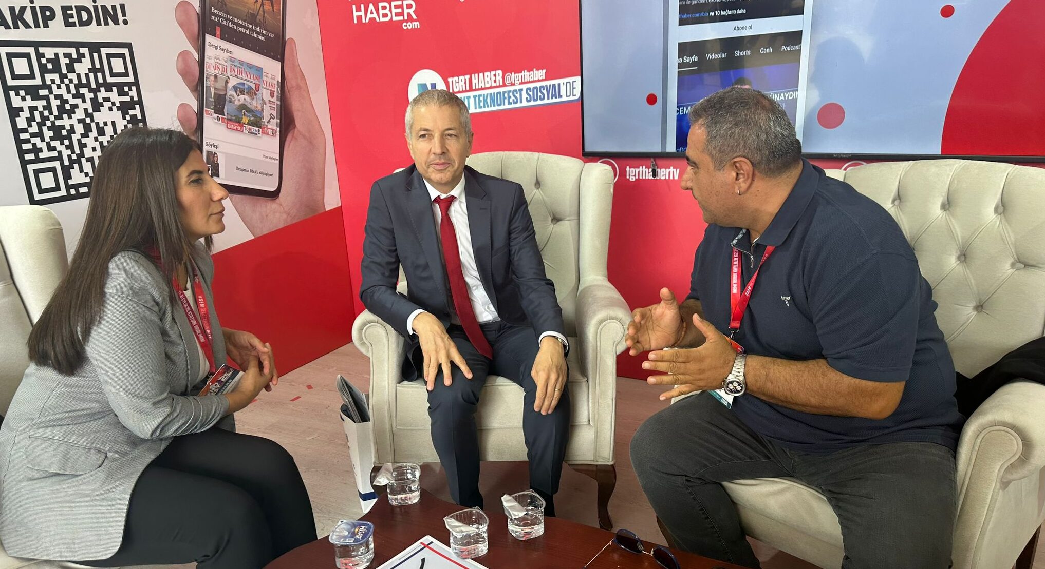 TEKNOFEST'in ikinci gününde Türkiye'de İş Dünyası yazarları, ziyaretçilerle buluştu