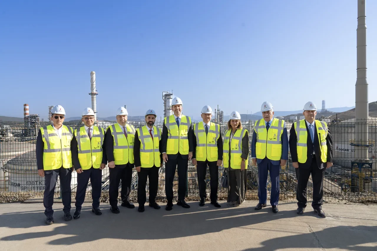 Şahbazov ve Bayraktar Aliağa’daki enerji üssünde bir araya geldi 3 Şahbazov ve Bayraktar Aliağa’daki enerji üssünde bir araya geldi