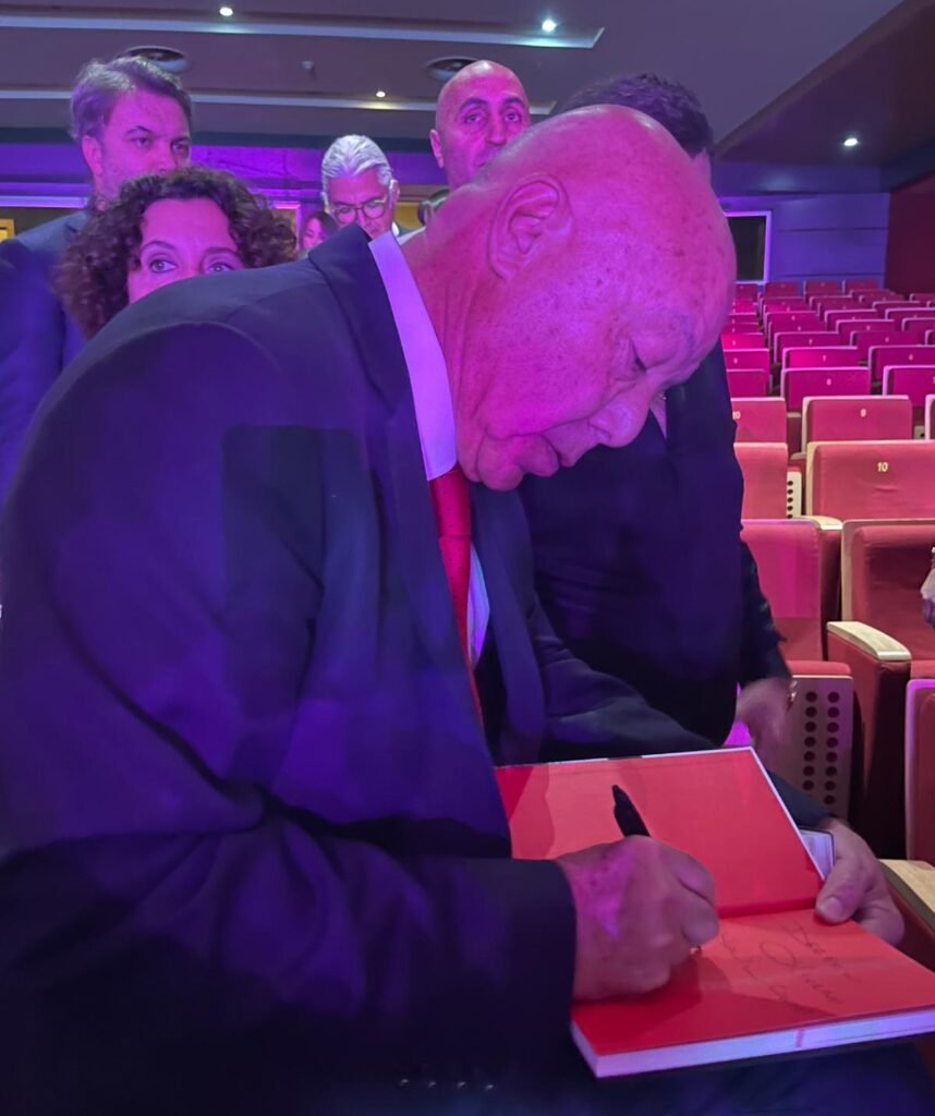 Adil Üstündağ’ın başarı hikayesi okuyucuyla buluştu 4 WhatsApp Image 2025 11 01 at 16.59.36 e1762005737244