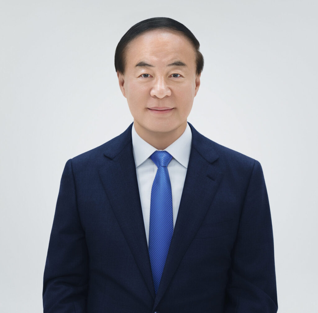 1765449943 Young Hyun Jun scaled e1765522935216