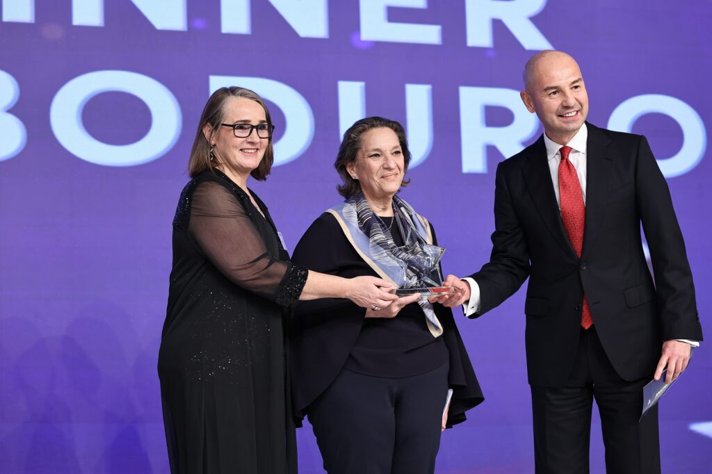 Zeynep Bodur Okyaya odulunu Ford Otosan lideri Josephine Payne ve Amcham Turkiye Baskani Emre Karter verdi 122247530