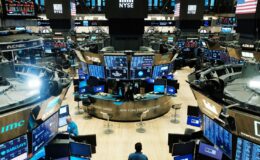 New York borsası FED tutanakları sonrası haftayı temkinli kapatıyor