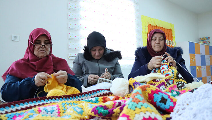 Erzincanlı annelerden sınır boyuna ‘sıcak’ dokunuş: İlmek ilmek Mehmetçik sevgisi