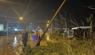 İzmir’den sonra Çanakkale’yi de sel vurdu! Kepez Çayı taştı, sahil yolu ulaşıma kapandı
