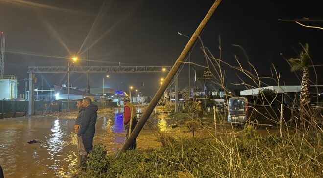İzmir’den sonra Çanakkale’yi de sel vurdu! Kepez Çayı taştı, sahil yolu ulaşıma kapandı