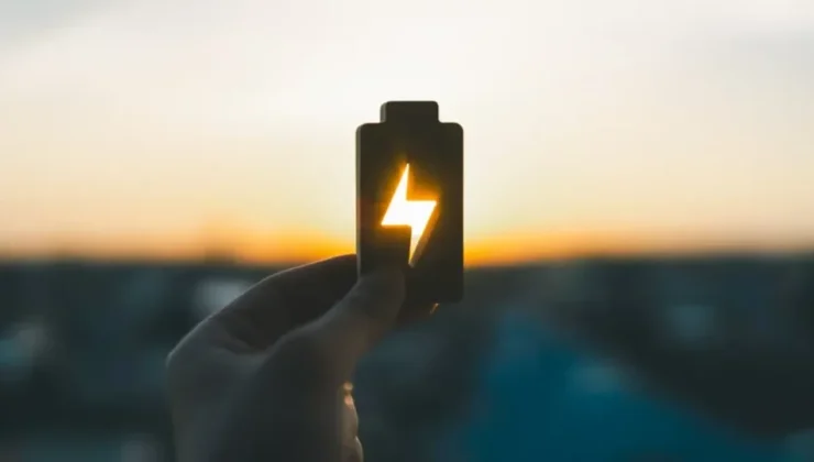 Elektrikli araçlarda ‘Lityum’ devri bitiyor mu? Sodyum-İyon pillerle ucuz otomobil dönemi!