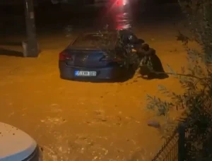 izmir gole dondu sel sulari araclari yuttu 3 ilcede sular kesildi 3279288 202601300019 1