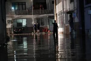 izmir gole dondu sel sulari araclari yuttu 3 ilcede sular kesildi 3279288 202601300019 3