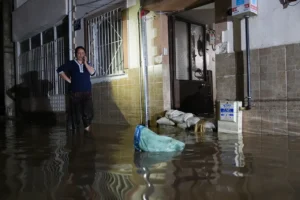 izmir gole dondu sel sulari araclari yuttu 3 ilcede sular kesildi 3279288 202601300019 4