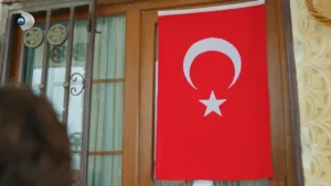 Uzak Şehir’den provokasyona "Albayrak"lı yanıt: Cihan Deniz’in selamı Türkiye’yi ağlattı! 5 mardinde cekilen uzak sehir dizisinden bayrak mesaji 3278669 202601262306 2