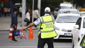 Trafikte araçtan inen 180 bin, polisten kaçan 200 bin TL ödeyecek!