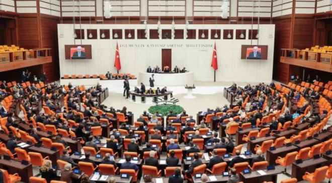 Meclis’ten gece yarısı geçti: En düşük emekli maaşı resmi olarak 20 bin TL oldu