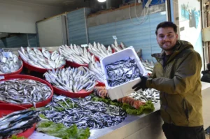 Tezgahlarda palamut devri kapandı, hamsi tahtına geri döndü: İşte balık pazarındaki son durum! 3 tezgahlarda en cok satilan balik kilosu 150 tl 1766290 202601261526 20260126152644 1