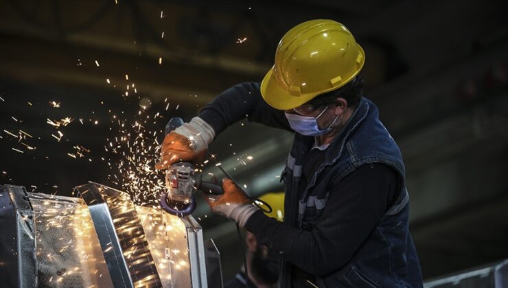 Sanayi üretiminde aylık yüzde 2,5, yıllık yüzde 2,4 artış yaşandı