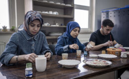 Erzurum’da kadınlar telefon bağımlılığını çini sanatı ve ihracat hayaliyle yeniyor