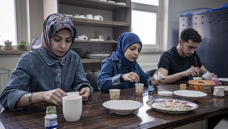 Erzurum’da kadınlar telefon bağımlılığını çini sanatı ve ihracat hayaliyle yeniyor