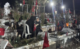 Depremin üçüncü yılında bitmeyen nöbet: Kahramanmaraş mezarlıklara akın etti