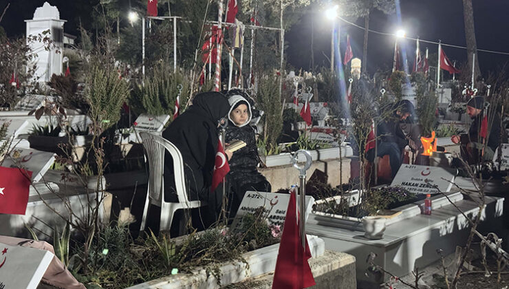 Depremin üçüncü yılında bitmeyen nöbet: Kahramanmaraş mezarlıklara akın etti