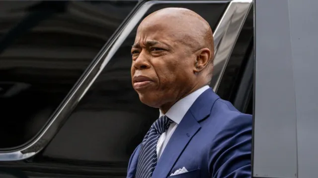 New York Valisi’nden Türk işletmesinde tarihi imza: Araba sigortasındaki “fahiş” fiyatlara neşter!