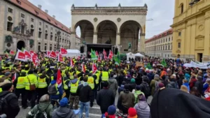 Almanya'da kontak kapatma kararı alındı hafta sonu dışarı çıkacaklar yolda kalabilir 4 almanyada grev karari hayat 2 gun boyunca duracak 1773070 20260224150647