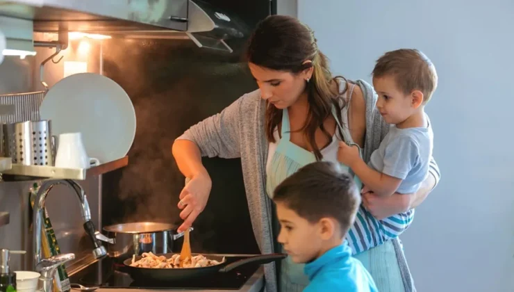 Ev kadınlarına “Devlet Güvenceli” gelecek: Aylık 5 bin TL çocuk yardımı ve ücretsiz emeklilik yolda!