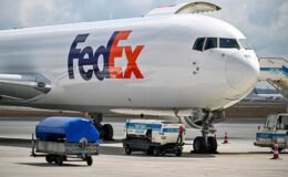 Kargo devi FedEx hukuksuz bulduğu gümrük vergileri için ABD hükümetine savaş açtı