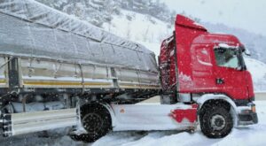 karda kayan tir yolu ulasima kapatti 1581262885