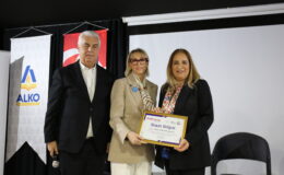 Emel Elik Bezaroğlu’na başarı ödülü