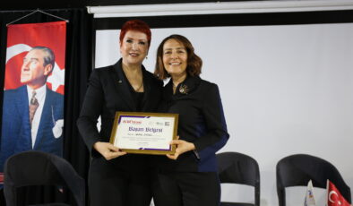 Kadın müteahhite zirvede anlamlı ödül