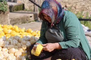 Adana’da narenciye kabukları kadınların elinde servete dönüşüyor 4 AW666032 04