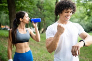 Spor yaparken sakatlanmayın: Uzmanından altın değerinde 10 koruma yöntemi! 7 couple drinks water after jogging to replenish ene 2023 11 27 05 00 27 utc 768x512 1