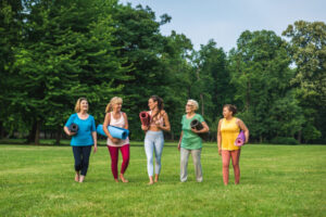 Spor yaparken sakatlanmayın: Uzmanından altın değerinde 10 koruma yöntemi! 8 senior women training with fitness coach at park 2023 11 27 05 21 52 utc 768x513 1