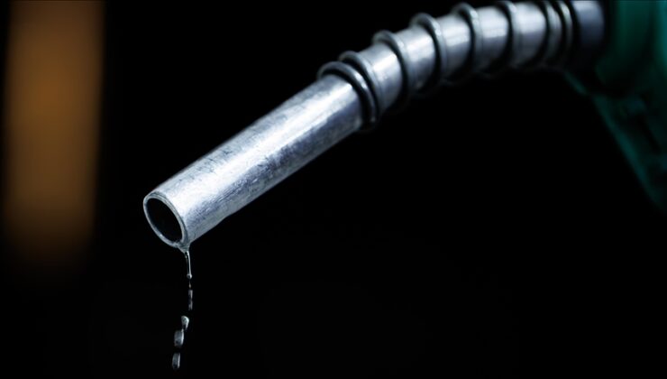 Benzine bir zam daha geliyor! Tabela bu gece değişiyor