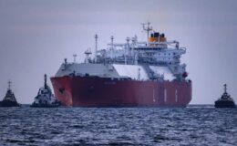 Milyon dolarlık yükler rotayı okyanusta kırdı