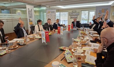 Güven oyu alan Adil Sani Konukoğlu yeniden başkan