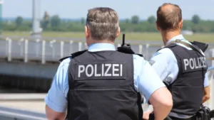 Münih sokaklarında yüzlerce polis kayıt dışı çalışmaya karşı sahaya çıktı